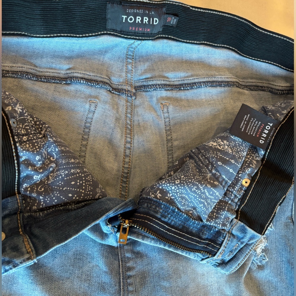 Torrid Jeans Sky High Skinny Crop Light Blue Cropped Distressed BoyfriendSize 18 - Picture 14 of 16